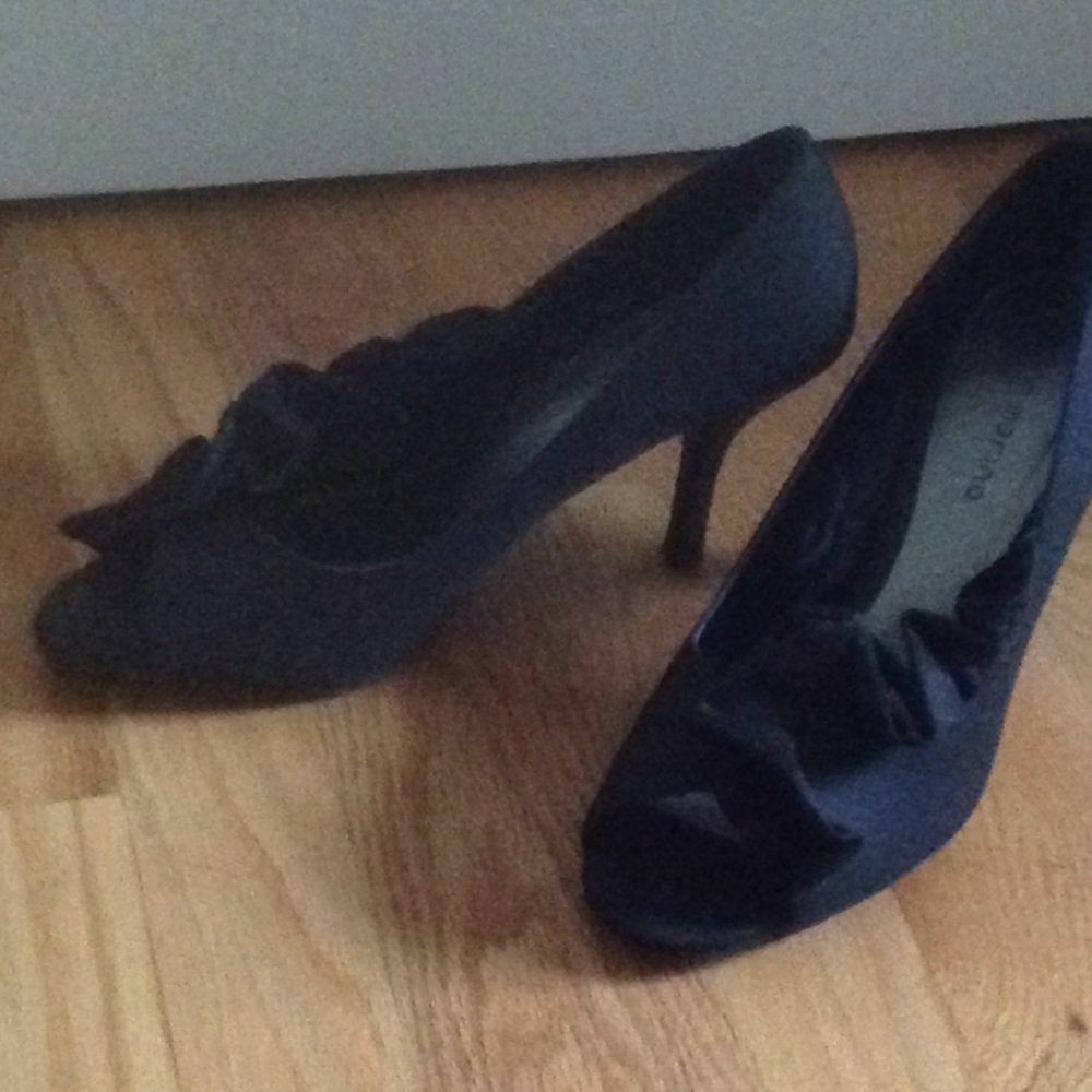 Black pumps